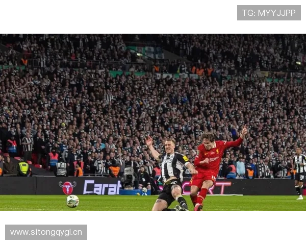 曼联争冠困境凸显,战术体系转型缓慢对赛季走势形成制约,阵容问题逐步反映球队表现受限 曼联争冠困境凸显,战术体系转型缓慢对赛季走势形成制约,阵容问题逐步反映球队表现受限