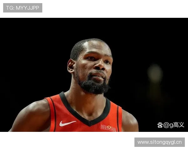 杜兰特今天穿了啥？居然在球馆里戴墨镜，比走红毯还讲究！